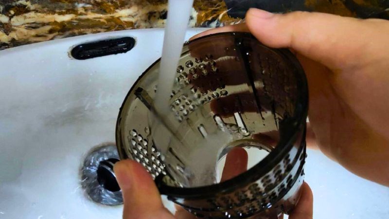 C&aacute;ch xử l&yacute; m&aacute;y &eacute;p chậm Hurom bị kẹt do tắc lưới lọc