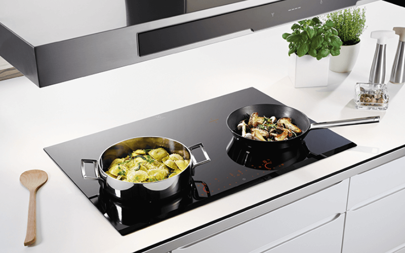 Đặt thức ăn vào trong nồi trước khi bật bếp