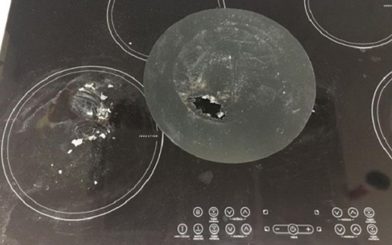 Miếng lót bếp từ bị cháy khi chịu nhiệt độ quá cao