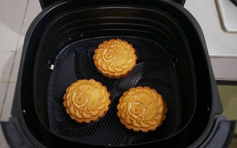 C&oacute; n&ecirc;n nướng b&aacute;nh bằng nồi chi&ecirc;n kh&ocirc;ng dầu?