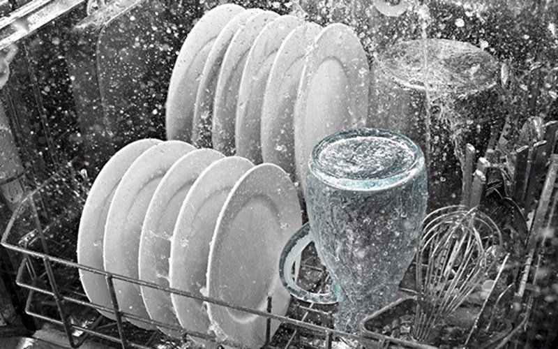 Xếp bát đĩa vào máy sai cách