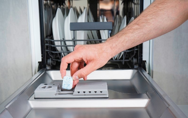 Cho vào máy chất tẩy rửa với lượng vừa đủ