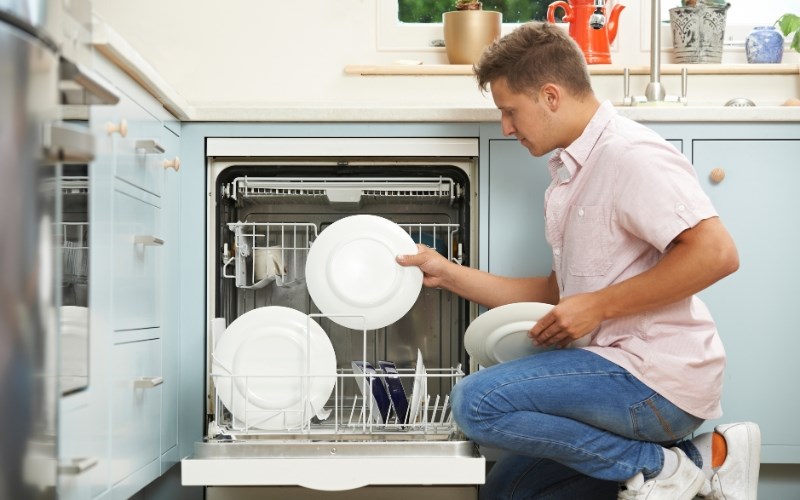 Sắp chén đĩa vào máy