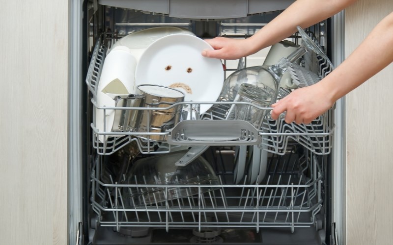 Chỉ xếp chén đĩa vào giá với số lượng đủ