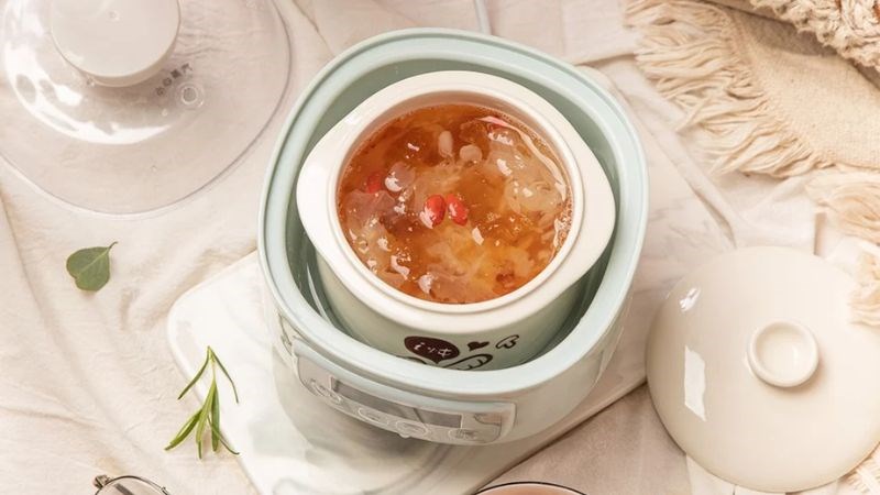 N&ecirc;n chưng yến bằng nồi chuy&ecirc;n dụng