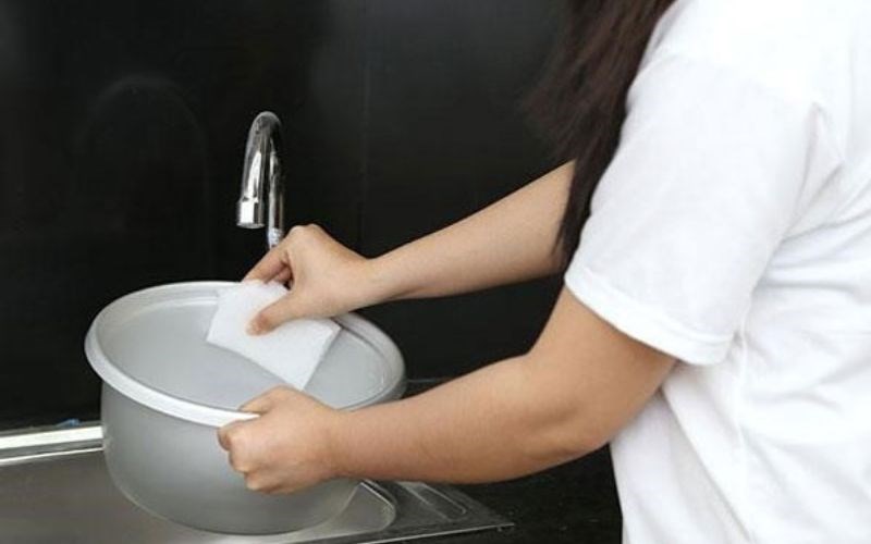 Thường xuy&ecirc;n vệ sinh nồi cơm điện sạch sẽ