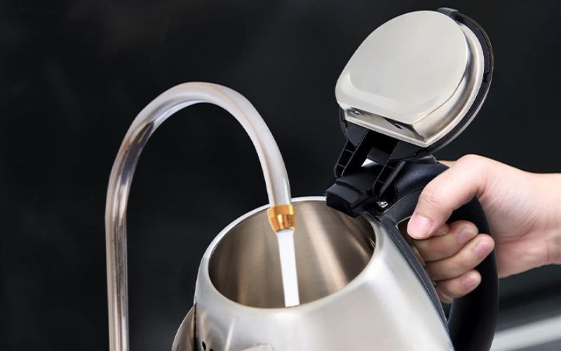 Đổ nước v&agrave;o b&igrave;nh qu&aacute; hạn mức quy định