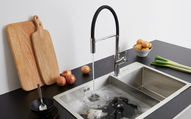 V&ograve;i rửa ch&eacute;n n&oacute;ng lạnh đồng Malloca K081C 