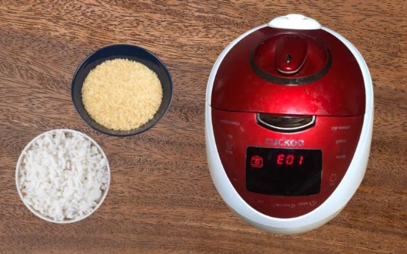Nồi cơm điện Cuckoo b&aacute;o lỗi e01