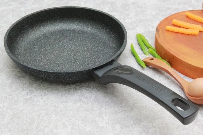 Chảo nh&ocirc;m chống d&iacute;nh v&acirc;n đ&aacute; 24 cm Sunhouse SBD24