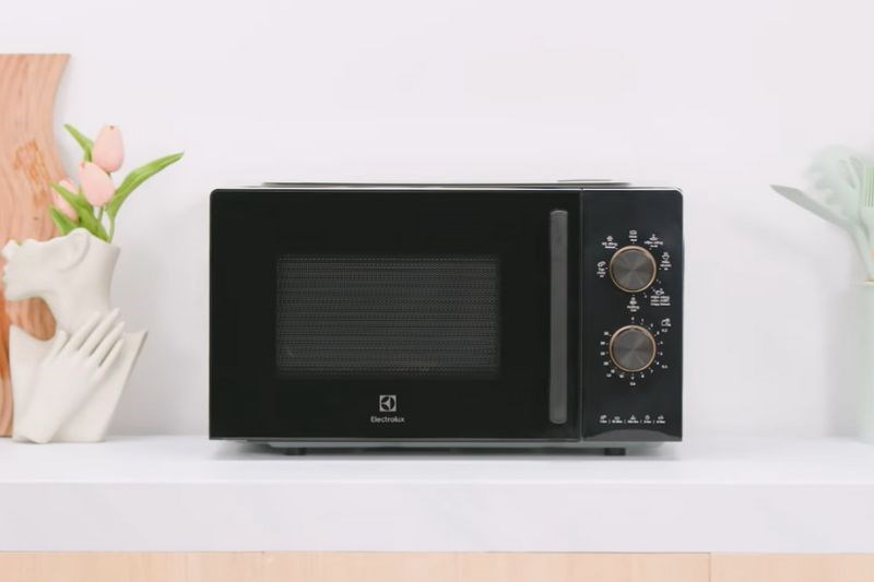 L&ograve; vi s&oacute;ng c&oacute; nướng Electrolux EMG20K22B 20 l&iacute;t