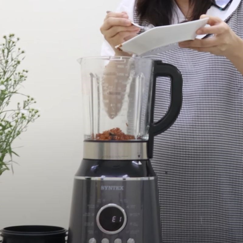 Bước 2 Cho gạo vào máy Sữa gạo lứt bằng máy làm sữa hạt