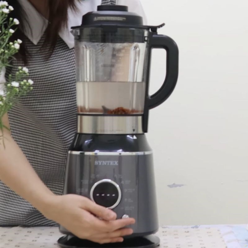 Bước 2 Cho gạo vào máy Sữa gạo lứt bằng máy làm sữa hạt