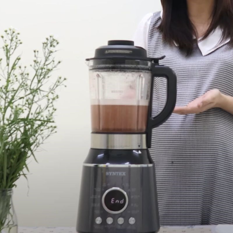 Bước 2 Cho gạo vào máy Sữa gạo lứt bằng máy làm sữa hạt