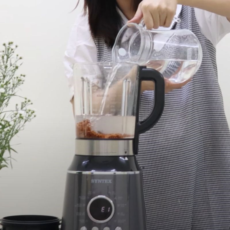 Bước 2 Cho gạo vào máy Sữa gạo lứt bằng máy làm sữa hạt