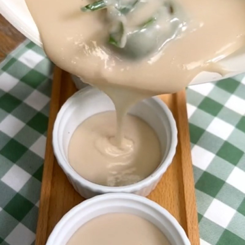 Bước 3 Đổ hỗn hợp vào khuôn Bánh flan chay từ sữa hạt