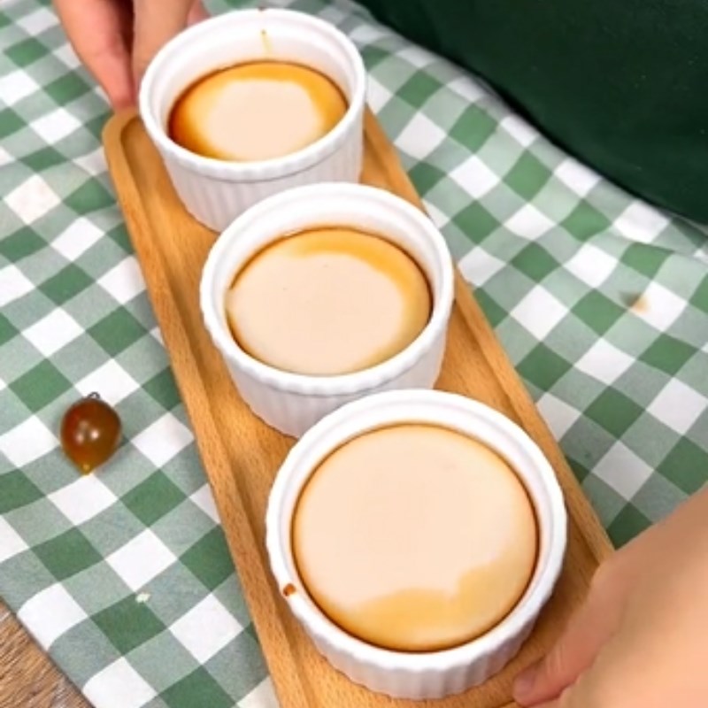 Bước 3 Đổ hỗn hợp vào khuôn Bánh flan chay từ sữa hạt