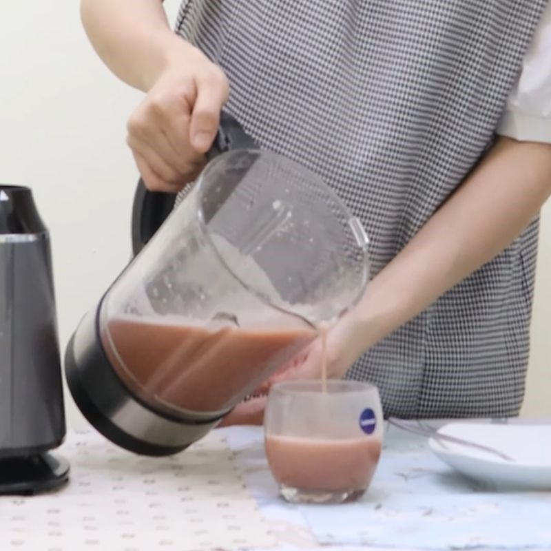 Bước 3 Đổ sữa ra ly thêm đường Sữa gạo lứt bằng máy làm sữa hạt