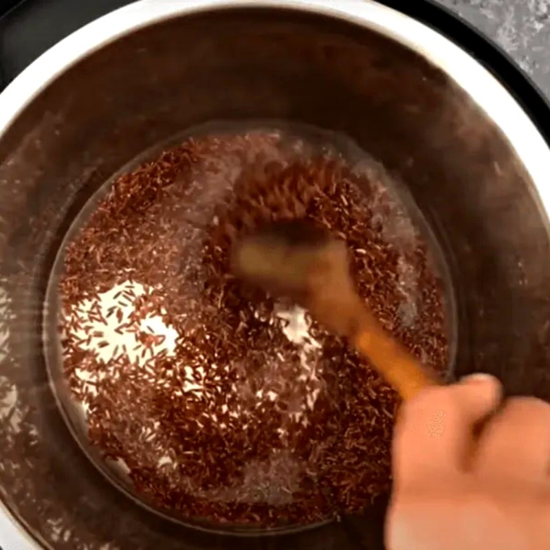 Bước 2 Đong nước Nấu cơm gạo lứt bằng nồi áp suất