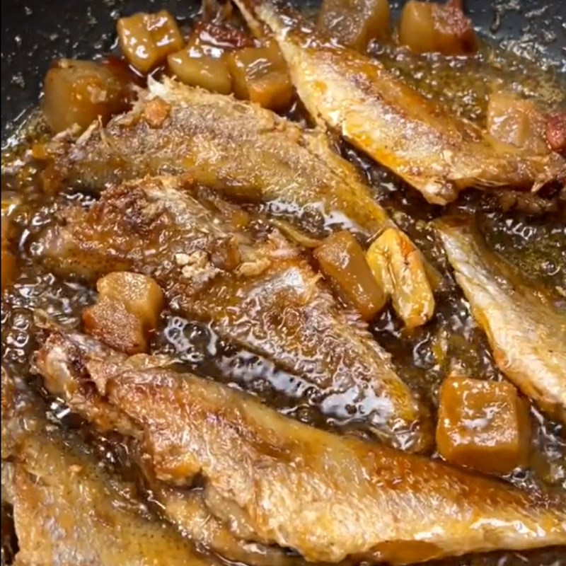 Bước 4 Hoàn thành Khô cá đù sốt tương ớt