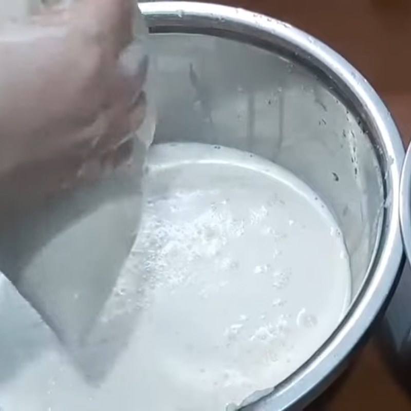 Bước 2 Lọc nước sữa đậu. Cách làm đậu phụ bằng máy làm sữa hạt hoặc máy xay sinh tố