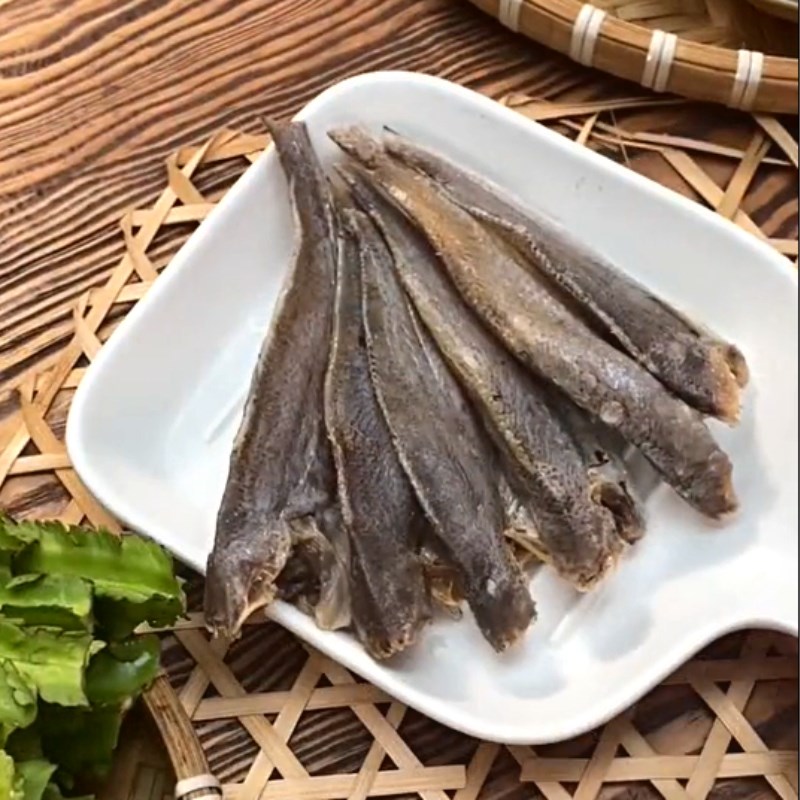 Bước 1 Sơ chế nguyên liệu Khô cá đù sốt tương ớt