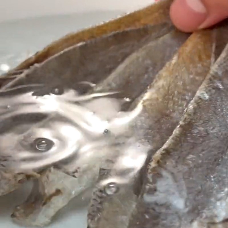 Bước 1 Sơ chế nguyên liệu Khô cá đù sốt tương ớt