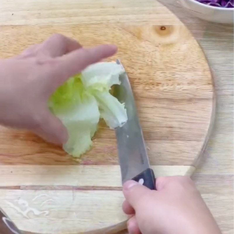 Bước 1 Sơ chế nguyên liệu Salad ức gà sốt sữa chua việt quất