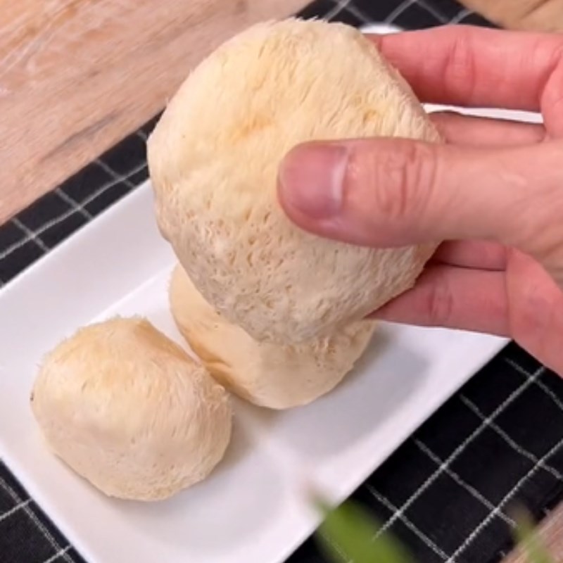 Bước 1 Sơ chế nguyên liệu Bít tết chay từ nấm hầu thủ