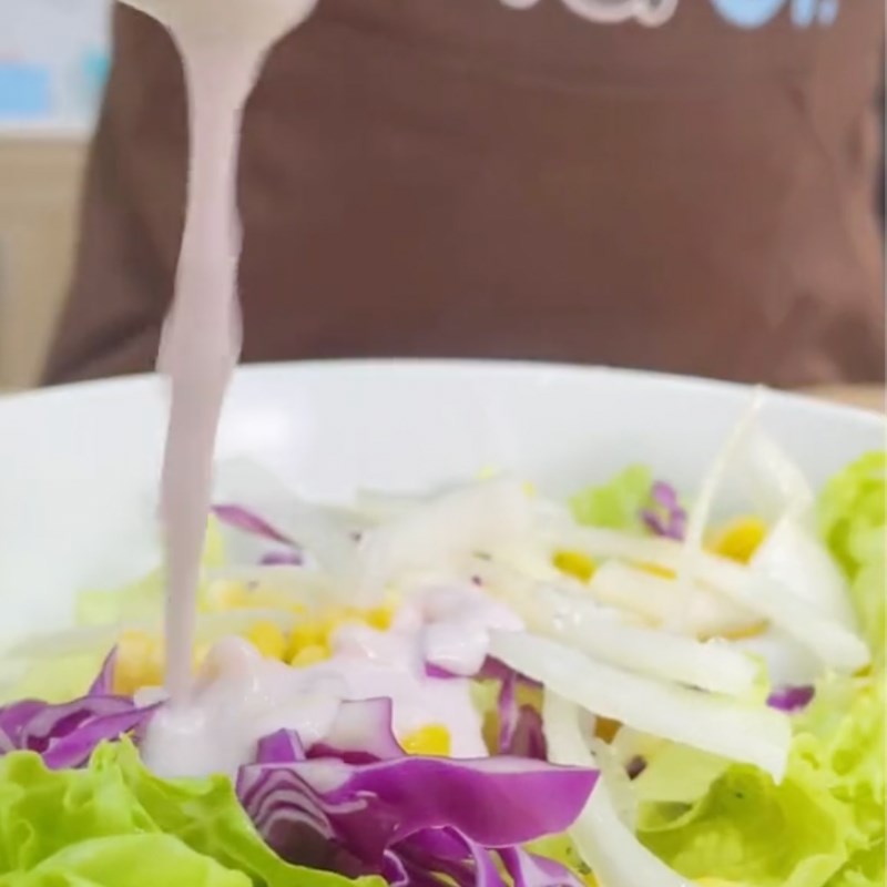 Bước 4 Trộn salad Salad ức gà sốt sữa chua việt quất