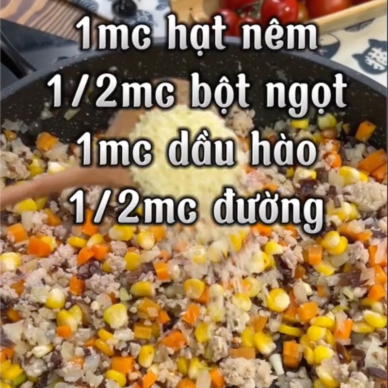 Bước 2 Xào nguyên liệu Cơm thịt xào