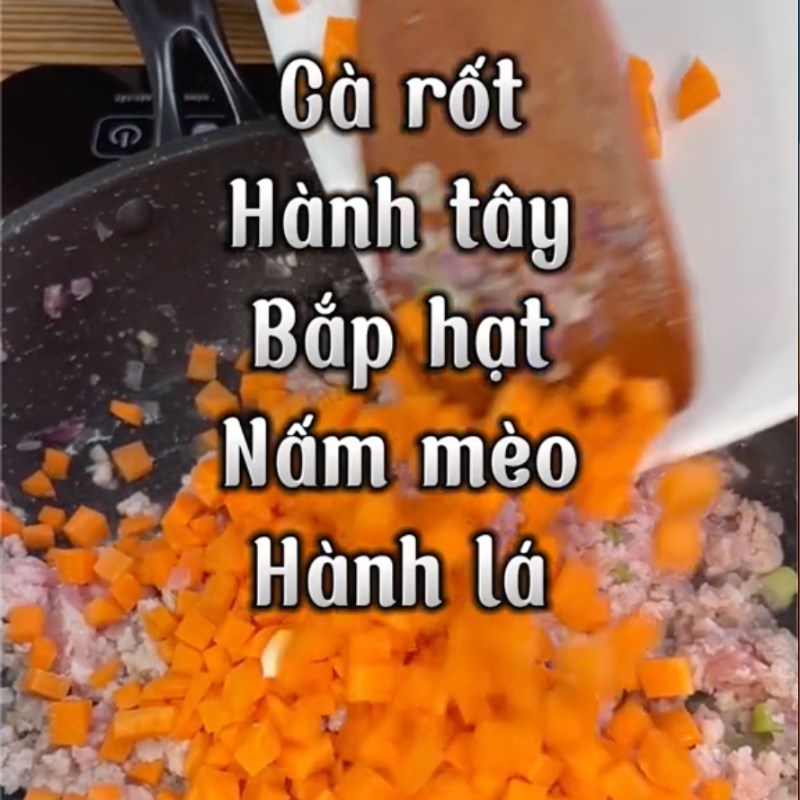 Bước 2 Xào nguyên liệu Cơm thịt xào