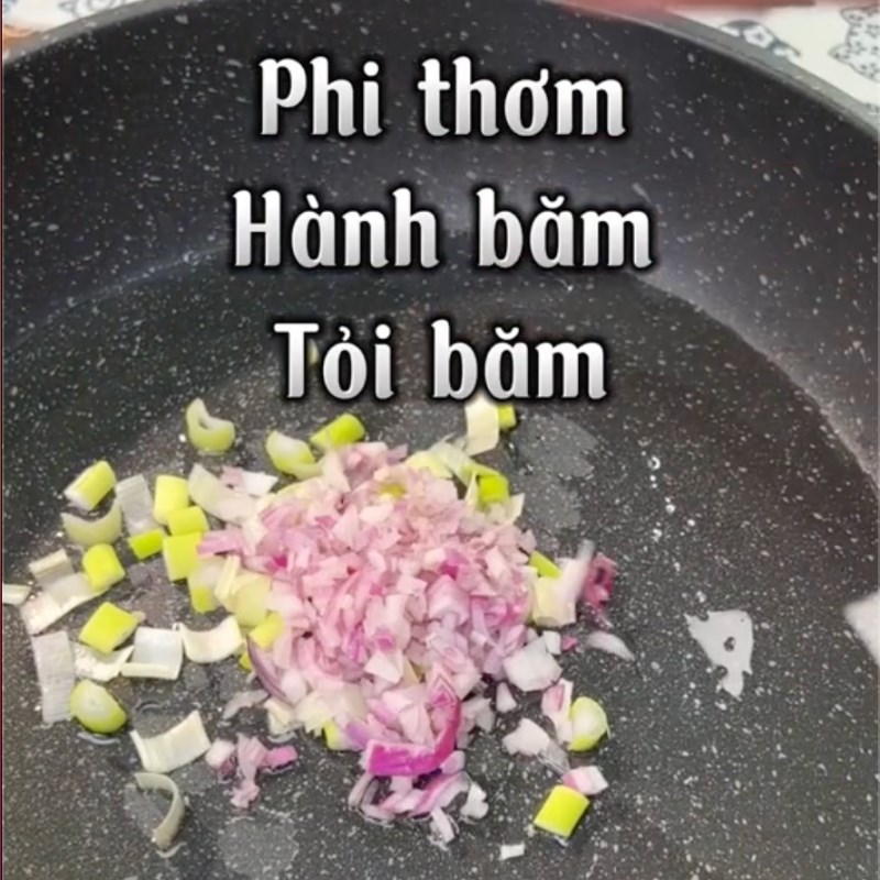 Bước 2 Xào nguyên liệu Cơm thịt xào