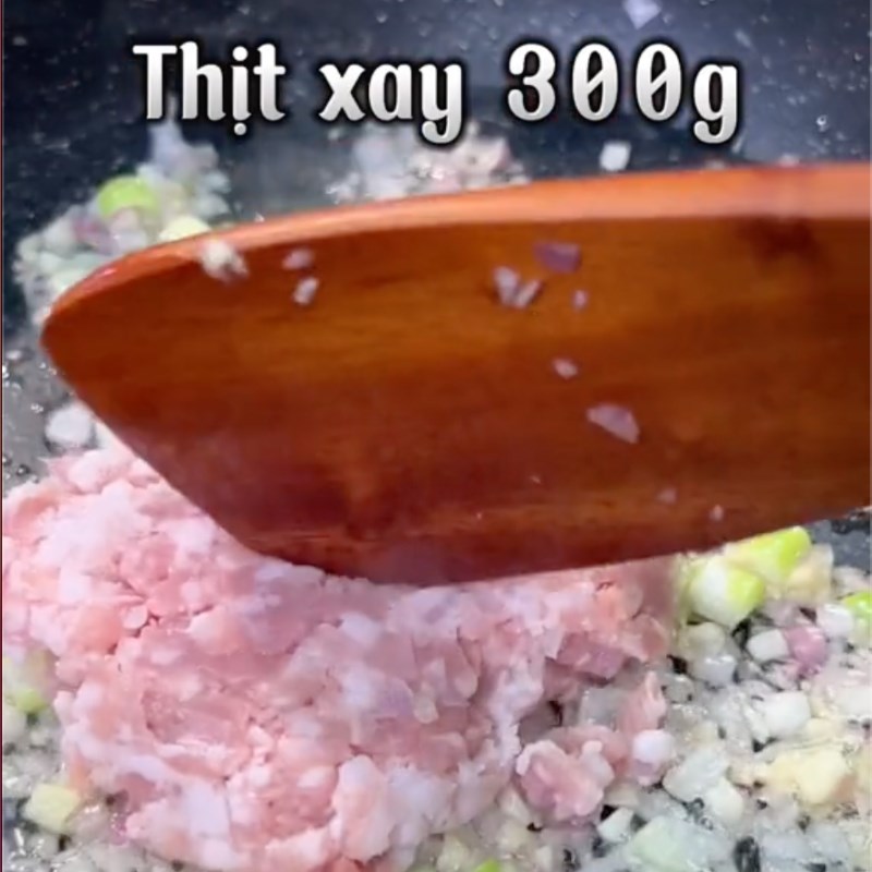 Bước 2 Xào nguyên liệu Cơm thịt xào