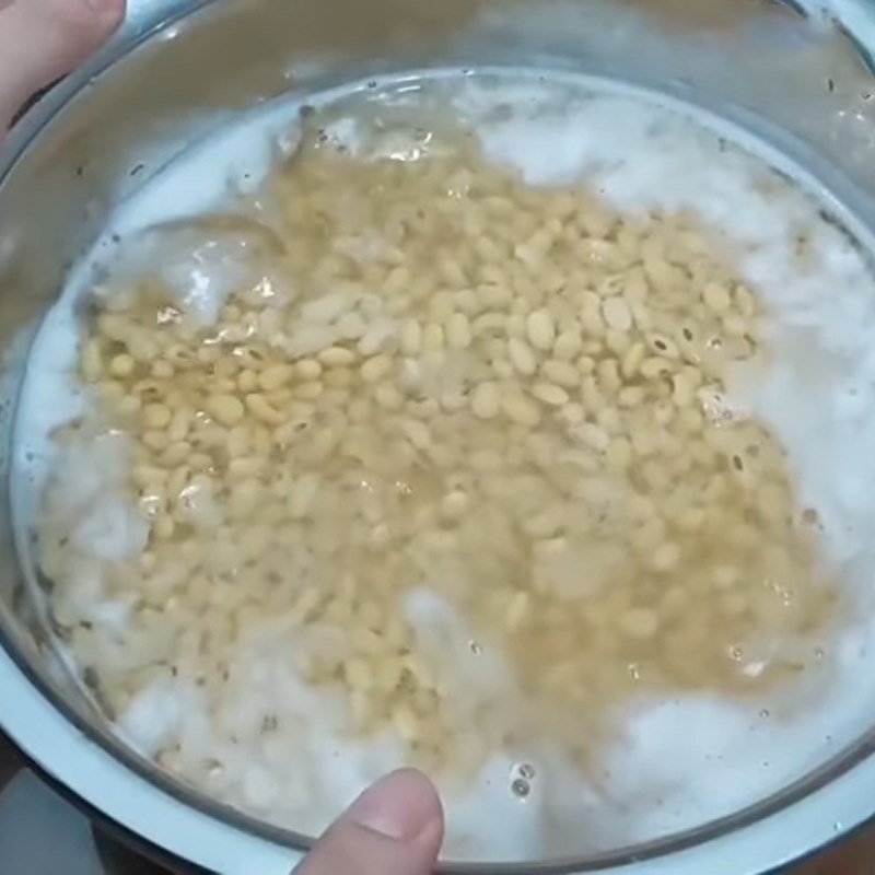 Bước 1 Xay đậu nành Cách làm đậu phụ bằng máy làm sữa hạt hoặc máy xay sinh tố