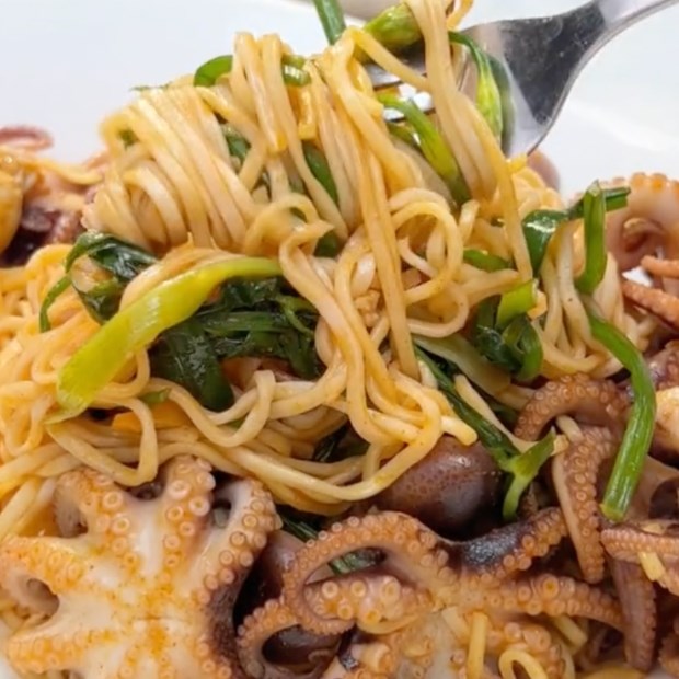 Cách làm mì xào bạch tuộc đơn giản, thơm ngon, đậm đà hương vị