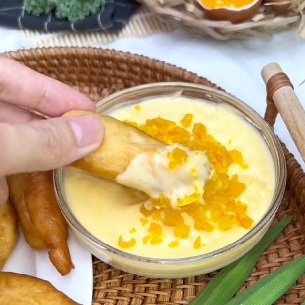 Hướng dẫn cách làm bánh quẩy chấm trứng muối độc lạ ăn cực cuốn