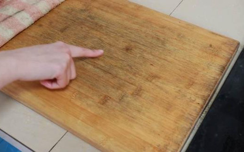Cách làm sạch thớt gỗ bị mốc đơn giản, dễ thực hiện ngay tại nhà