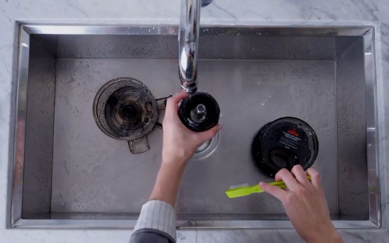 Vệ sinh c&aacute;c bộ phận của m&aacute;y &eacute;p chậm