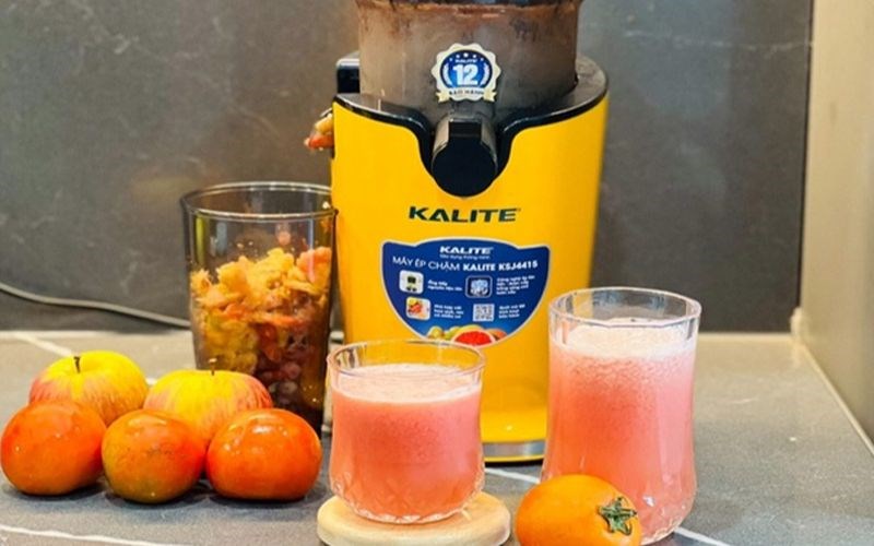 Đặt cốc đựng nước v&agrave; khay chứa b&atilde; v&agrave;o đ&uacute;ng vị tr&iacute;