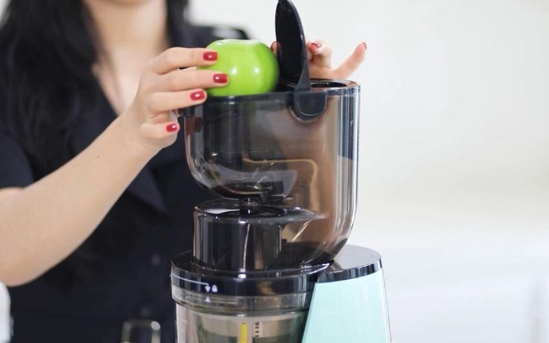 Tiến h&agrave;nh &eacute;p nguy&ecirc;n liệu