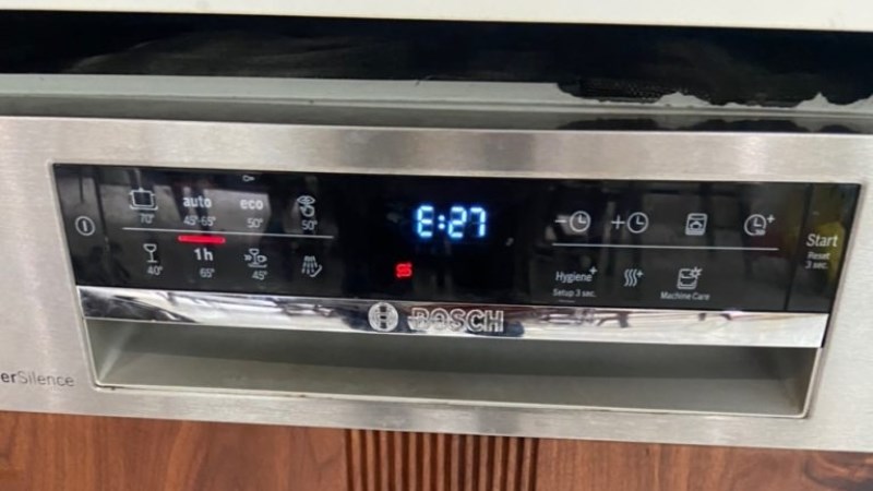 Khi m&aacute;y rửa ch&eacute;n b&aacute;o lỗi