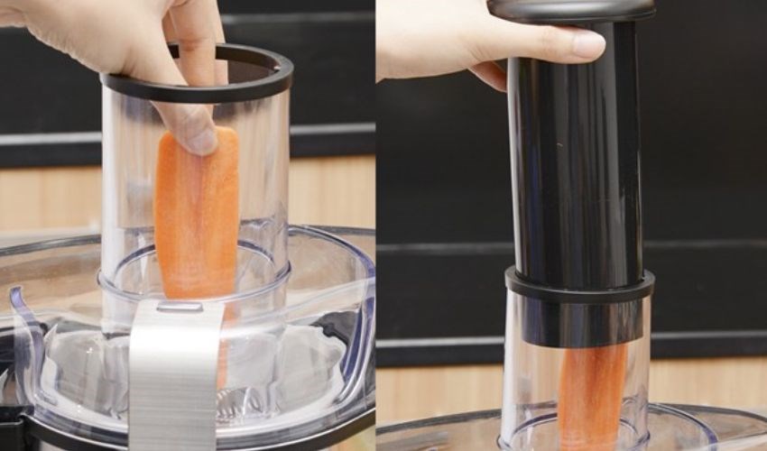 Đặt trái cây vào ống dẫn máy ép Phillips