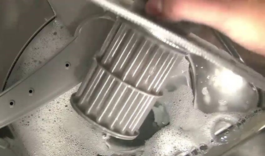 Bộ lọc m&aacute;y rửa b&aacute;t bị tắc nghẽn