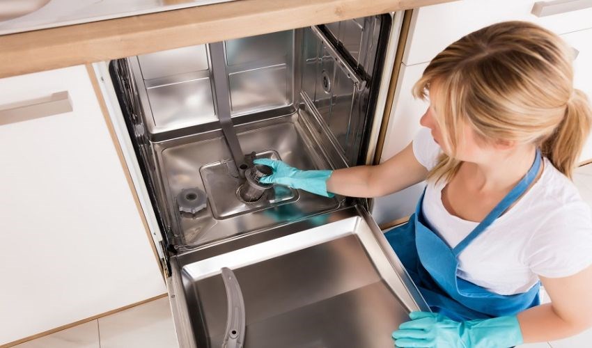 Kiểm tra ống thoát nước của máy rửa bát xem có bị gấp khúc không