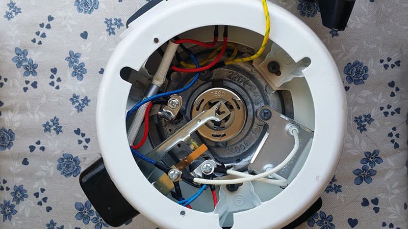 Kiểm tra cảm biến b&ecirc;n trong th&acirc;n nồi