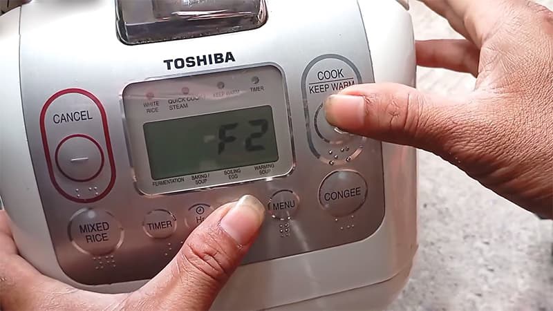 Lỗi F2 tr&ecirc;n m&agrave;n h&igrave;nh hiển thị của nồi cơm điện Toshiba