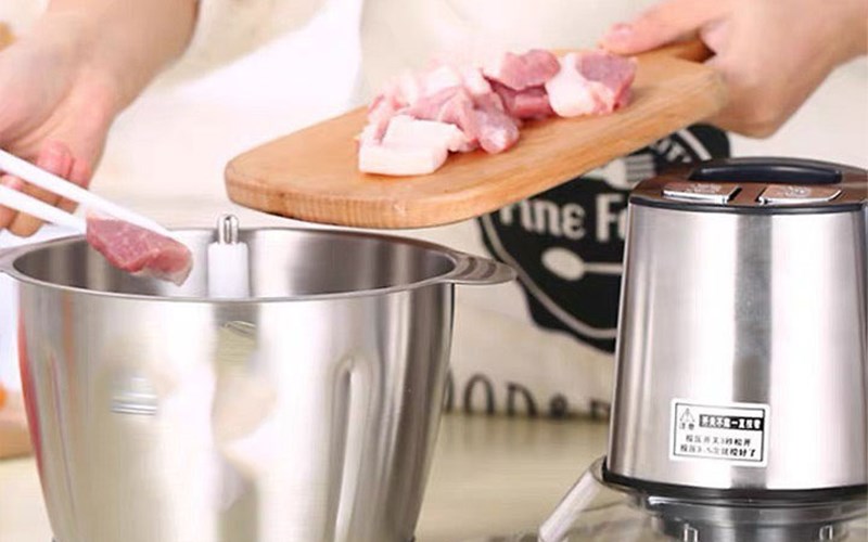 M&aacute;y xay thịt bị n&oacute;ng do bị kẹt đầu m&aacute;y m&agrave;i