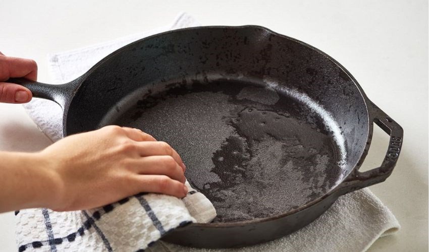 C&aacute;ch khắc phục nồi gang rỉ s&eacute;t sạch như mới