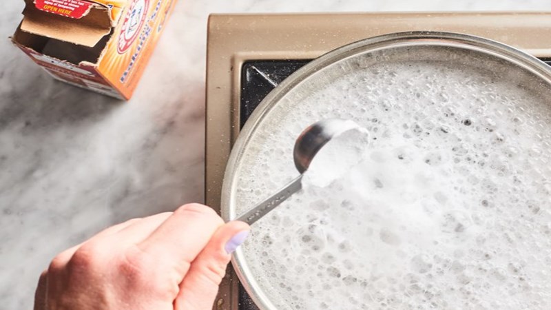 C&aacute;ch l&agrave;m sạch khi nồi inox bị ra ten bằng baking soda